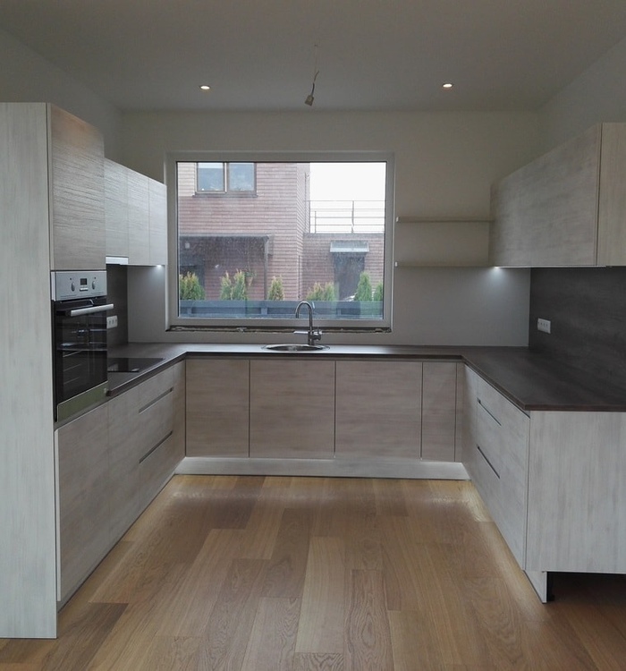 П-образная кухня с фасадами из ЛДСП Egger